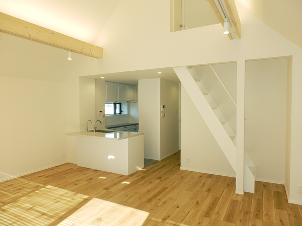 吹き抜け天井に木の梁で作ったオリジナル照明